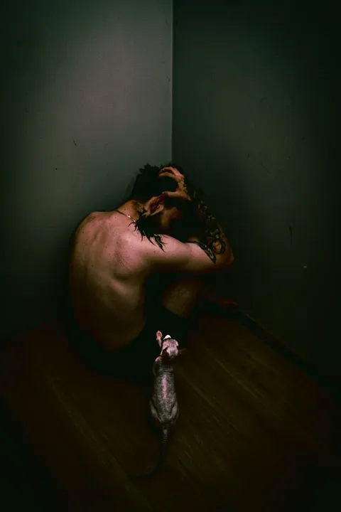Emocjonalna sesja fotograficzna o samotności