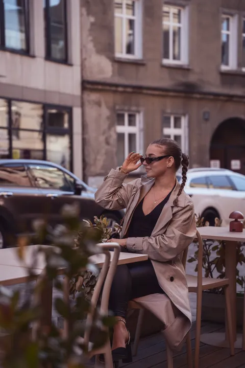 Kobieta w płaszczu podczas miejskiej sesji biznesowej w Ostrowie Wielkopolskim